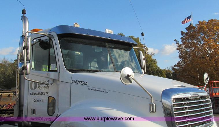 image for item G2171 2006 Freightliner Columbia semi truck