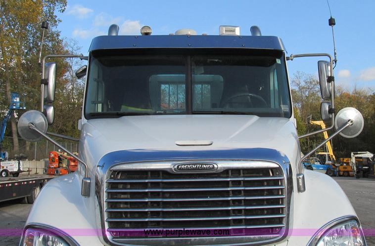 image for item G2171 2006 Freightliner Columbia semi truck