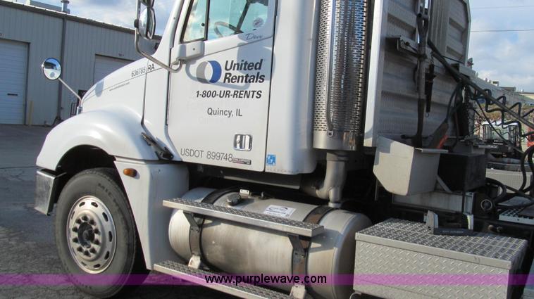 image for item G2171 2006 Freightliner Columbia semi truck