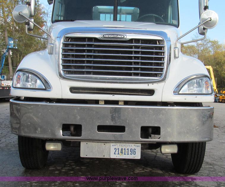 image for item G2171 2006 Freightliner Columbia semi truck