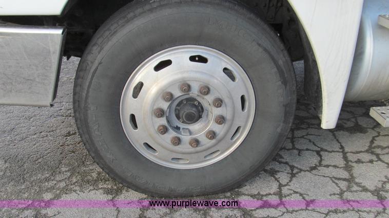 image for item G2171 2006 Freightliner Columbia semi truck