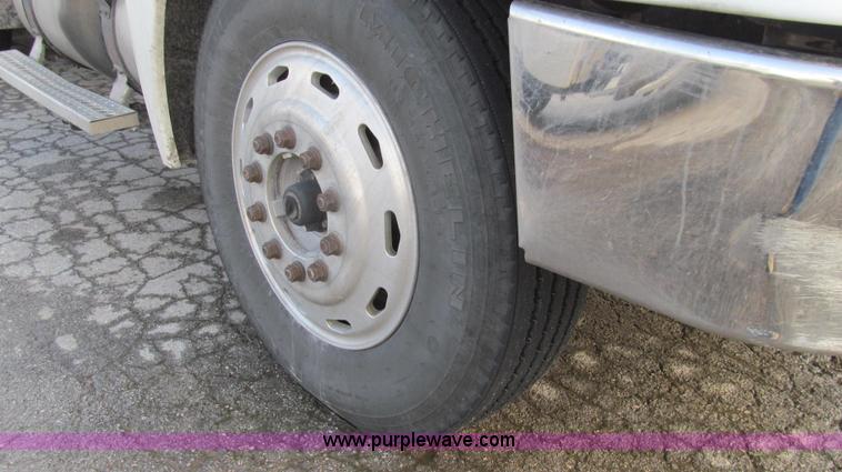 image for item G2171 2006 Freightliner Columbia semi truck