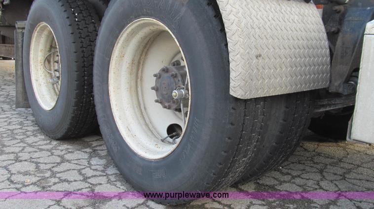 image for item G2171 2006 Freightliner Columbia semi truck