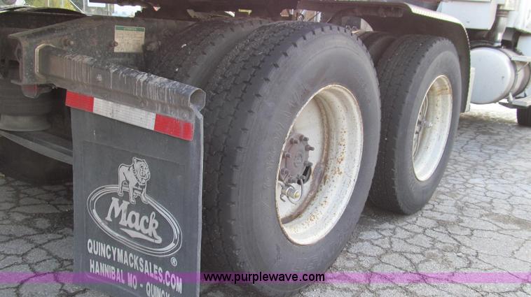 image for item G2171 2006 Freightliner Columbia semi truck