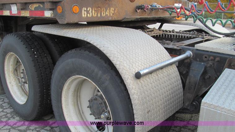 image for item G2171 2006 Freightliner Columbia semi truck