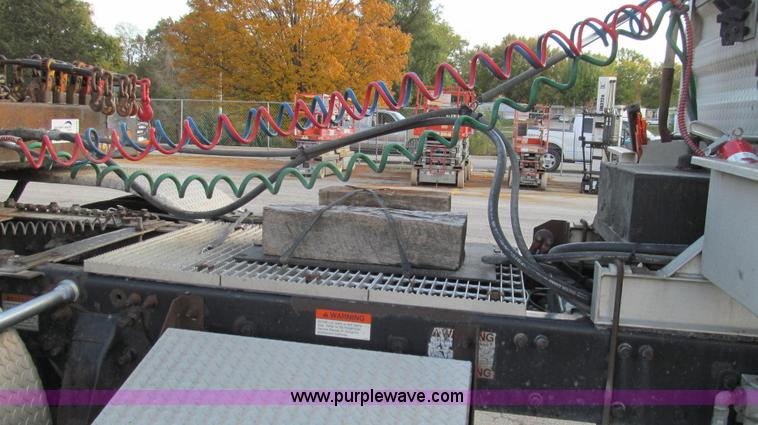 image for item G2171 2006 Freightliner Columbia semi truck