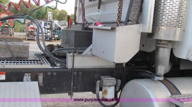 image for item G2171 2006 Freightliner Columbia semi truck