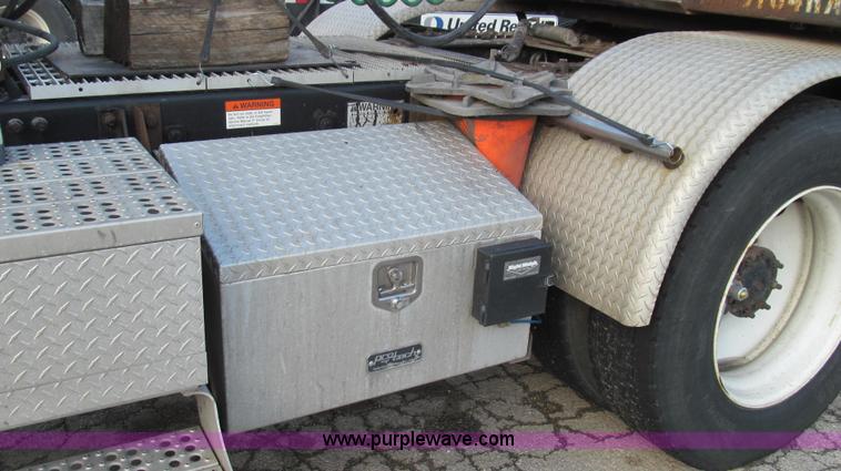 image for item G2171 2006 Freightliner Columbia semi truck