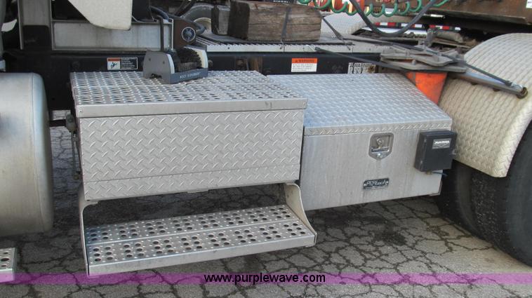 image for item G2171 2006 Freightliner Columbia semi truck