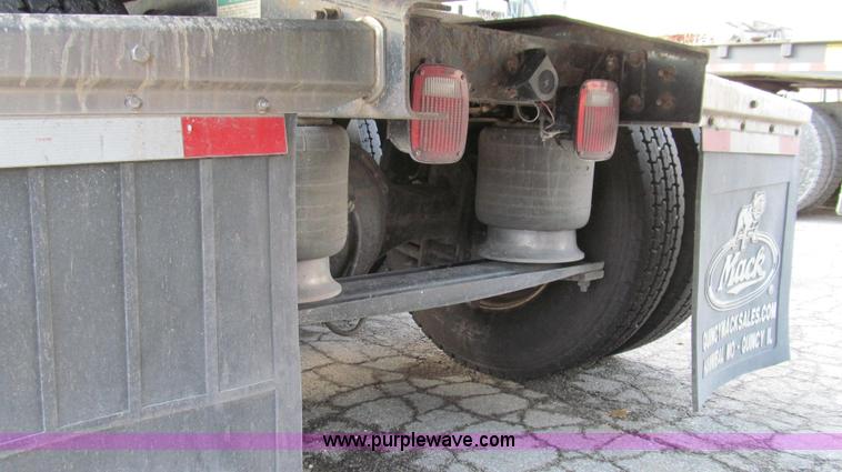 image for item G2171 2006 Freightliner Columbia semi truck