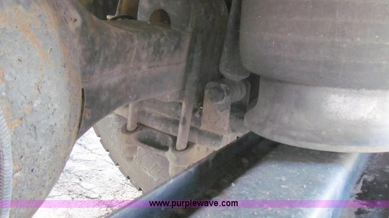 image for item G2171 2006 Freightliner Columbia semi truck