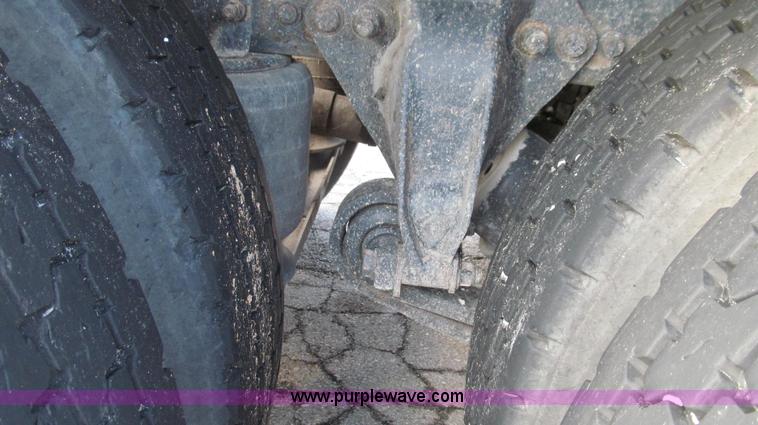 image for item G2171 2006 Freightliner Columbia semi truck