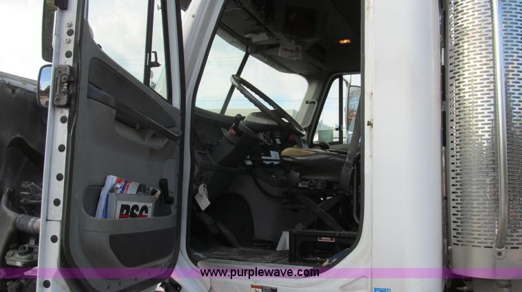 image for item G2171 2006 Freightliner Columbia semi truck