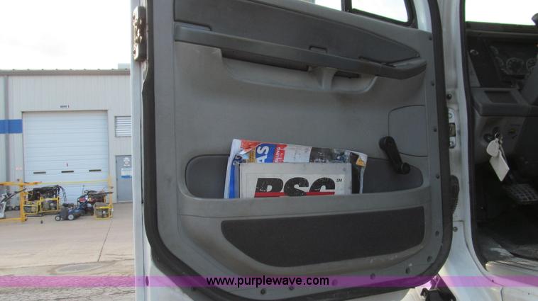 image for item G2171 2006 Freightliner Columbia semi truck