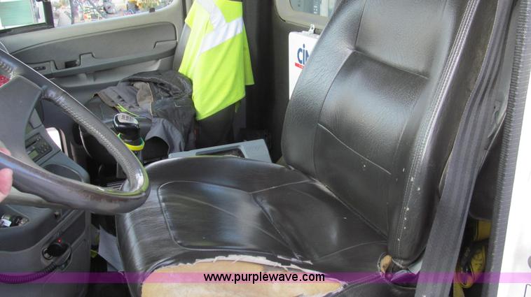 image for item G2171 2006 Freightliner Columbia semi truck