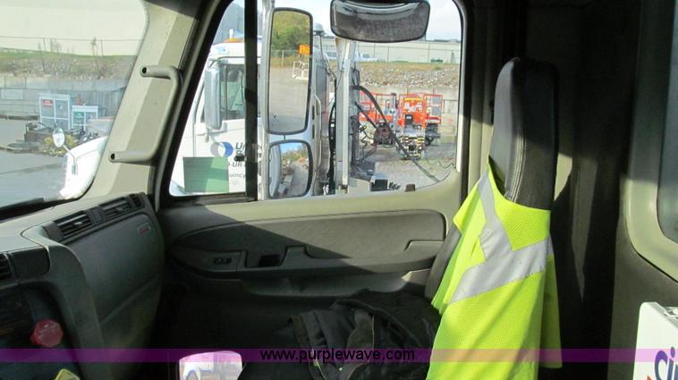 image for item G2171 2006 Freightliner Columbia semi truck