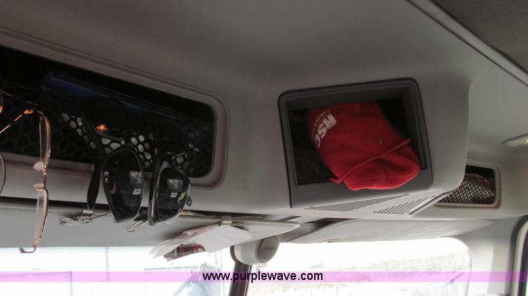 image for item G2171 2006 Freightliner Columbia semi truck