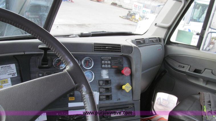 image for item G2171 2006 Freightliner Columbia semi truck