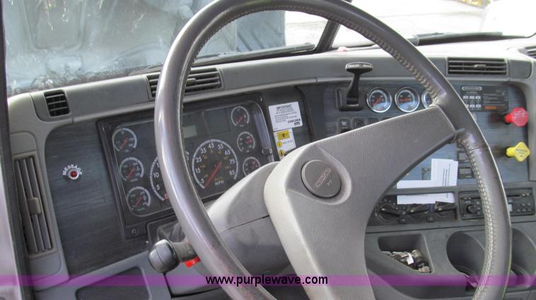 image for item G2171 2006 Freightliner Columbia semi truck