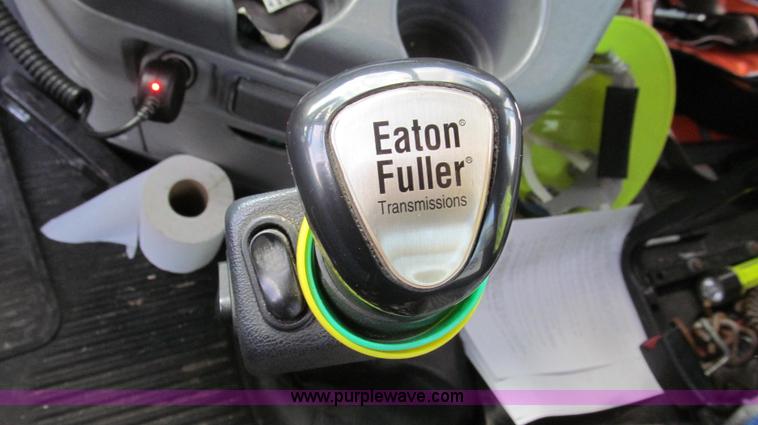 image for item G2171 2006 Freightliner Columbia semi truck