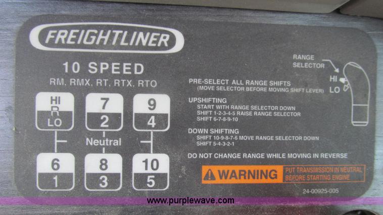 image for item G2171 2006 Freightliner Columbia semi truck