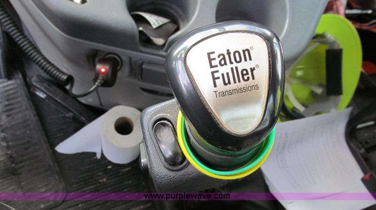 image for item G2171 2006 Freightliner Columbia semi truck