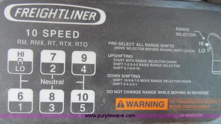 image for item G2171 2006 Freightliner Columbia semi truck