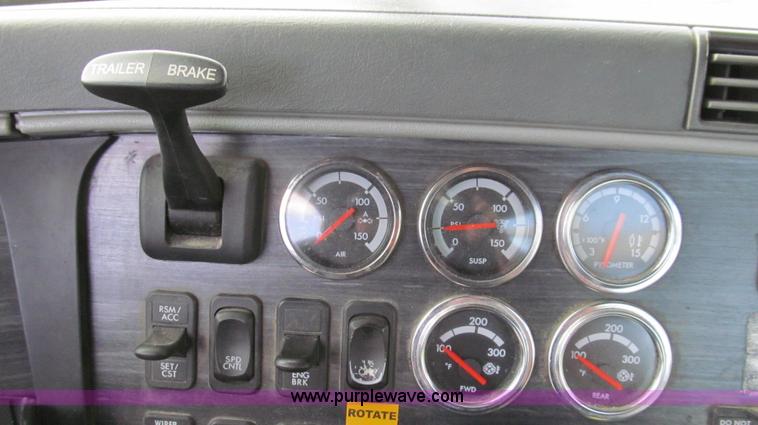 image for item G2171 2006 Freightliner Columbia semi truck