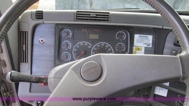 image for item G2171 2006 Freightliner Columbia semi truck