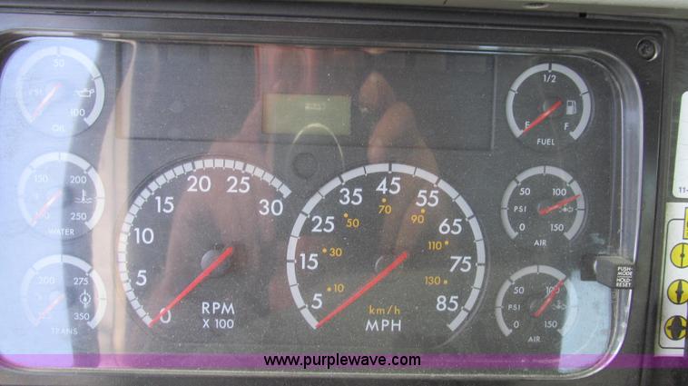 image for item G2171 2006 Freightliner Columbia semi truck