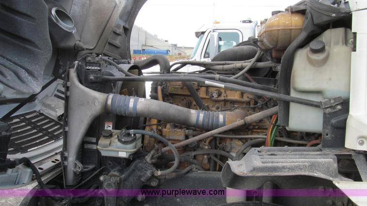 image for item G2171 2006 Freightliner Columbia semi truck