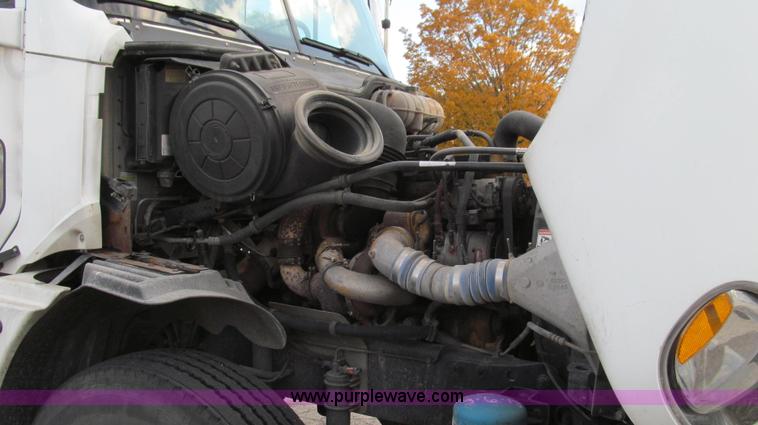 image for item G2171 2006 Freightliner Columbia semi truck