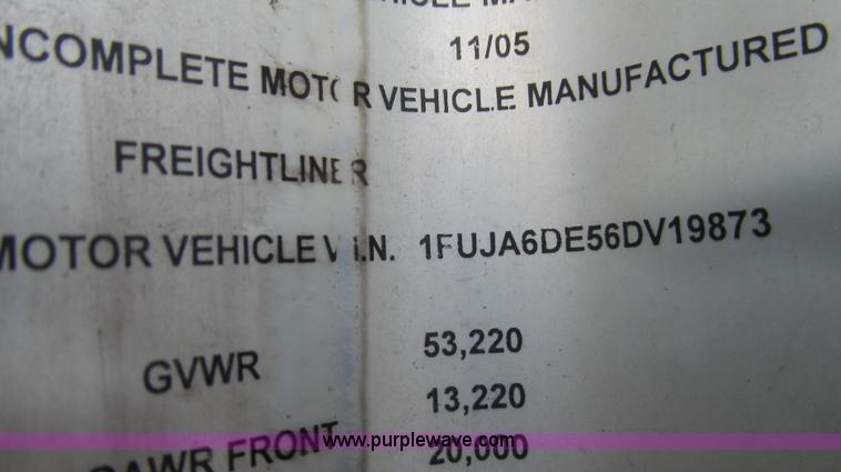 image for item G2171 2006 Freightliner Columbia semi truck