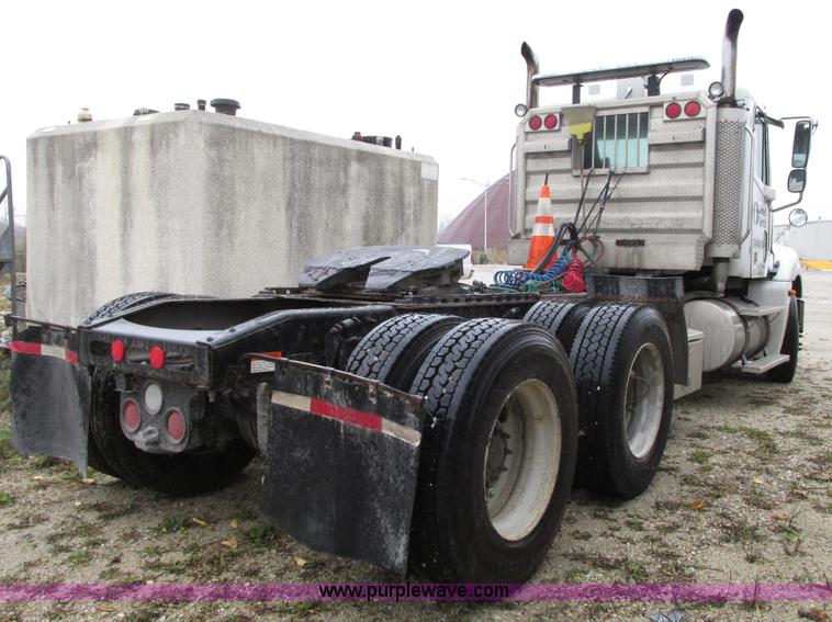 image for item G9204 2005 Freightliner Columbia semi truck