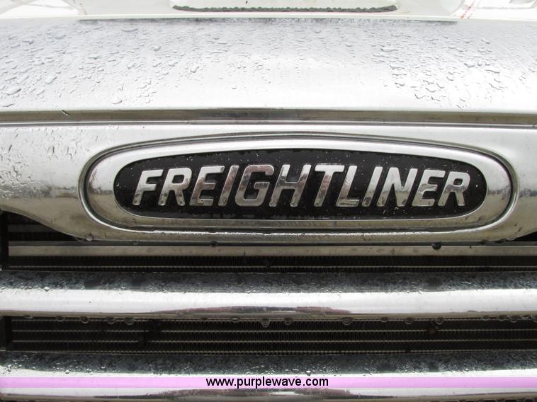 image for item G9204 2005 Freightliner Columbia semi truck