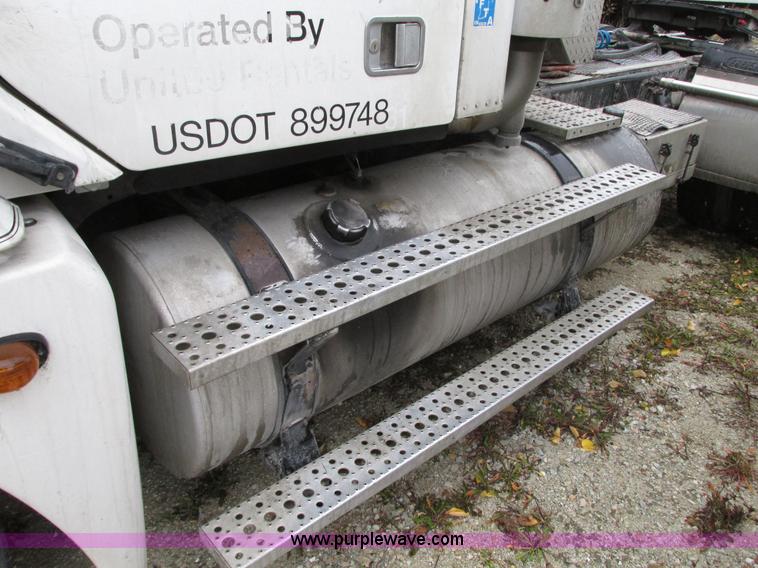 image for item G9204 2005 Freightliner Columbia semi truck