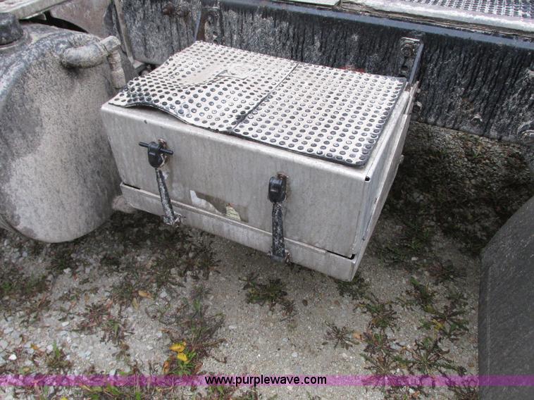 image for item G9204 2005 Freightliner Columbia semi truck