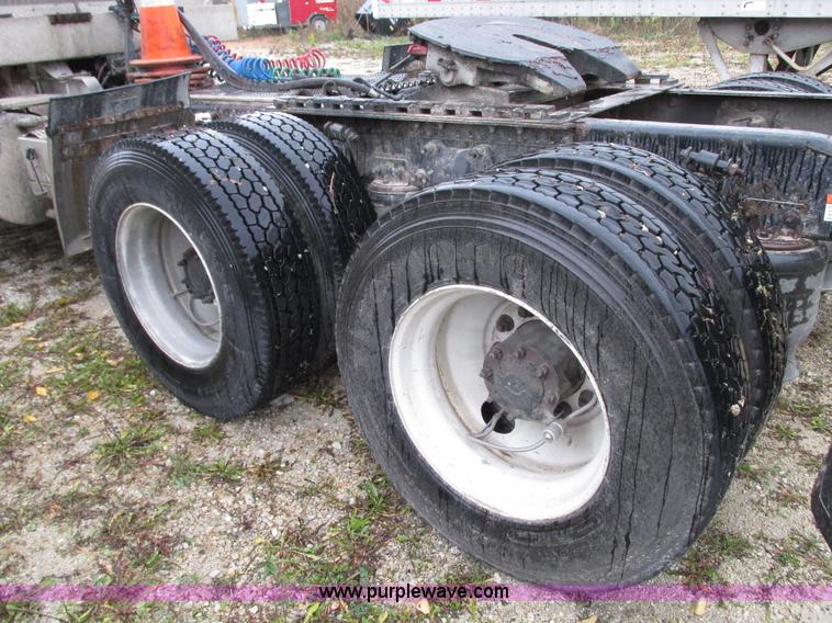 image for item G9204 2005 Freightliner Columbia semi truck