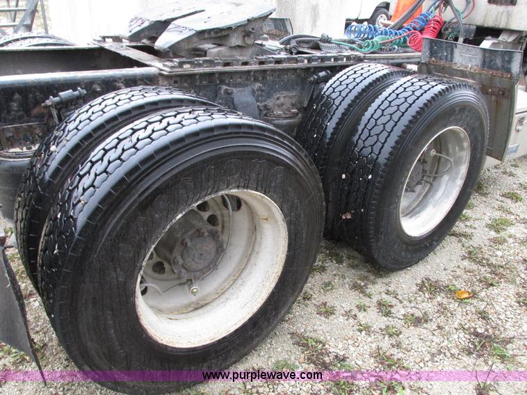 image for item G9204 2005 Freightliner Columbia semi truck