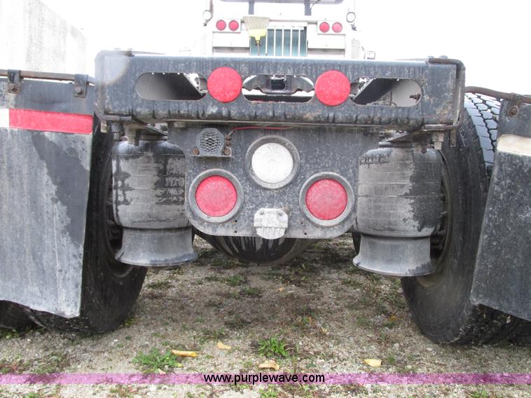 image for item G9204 2005 Freightliner Columbia semi truck