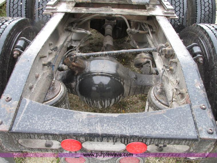 image for item G9204 2005 Freightliner Columbia semi truck