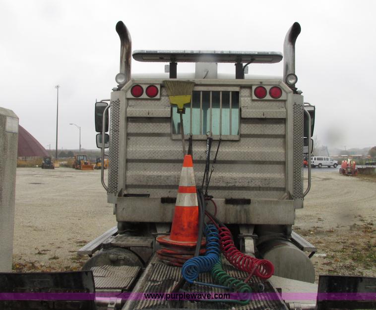 image for item G9204 2005 Freightliner Columbia semi truck