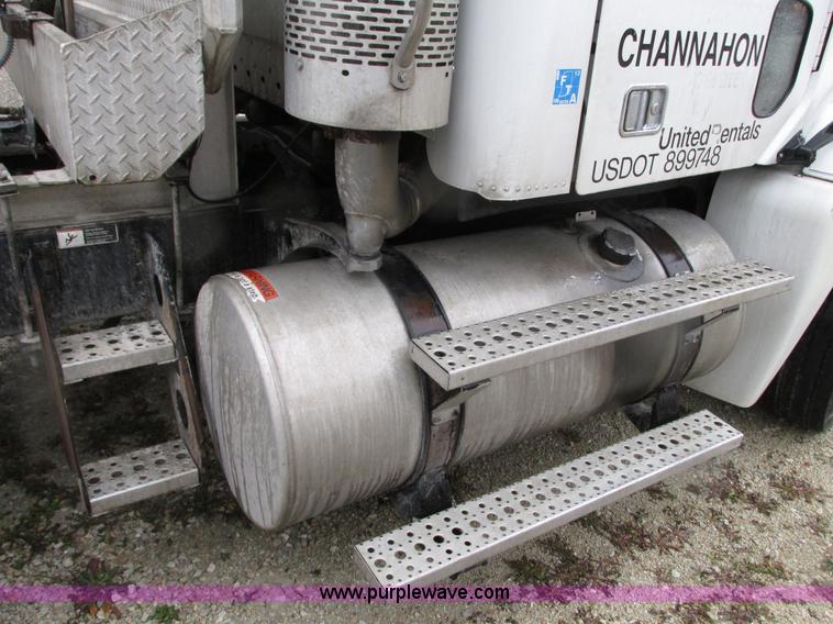 image for item G9204 2005 Freightliner Columbia semi truck