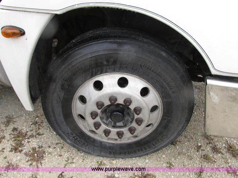 image for item G9204 2005 Freightliner Columbia semi truck