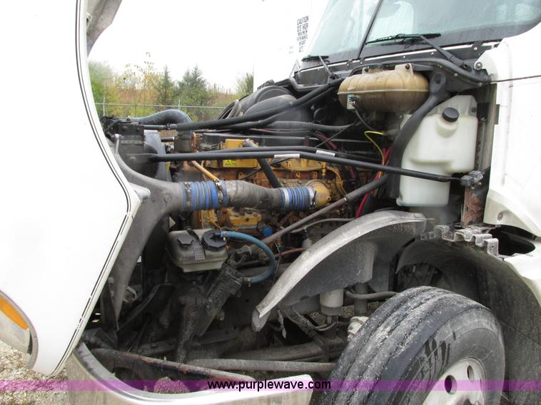 image for item G9204 2005 Freightliner Columbia semi truck