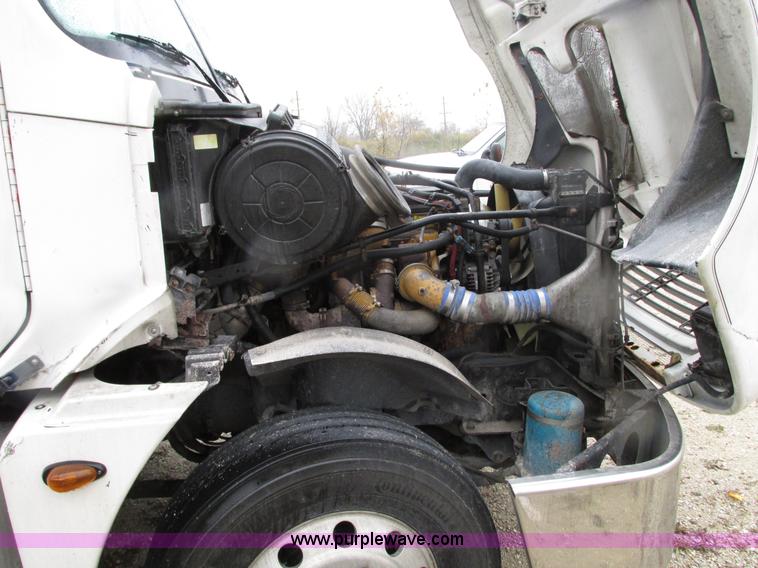 image for item G9204 2005 Freightliner Columbia semi truck