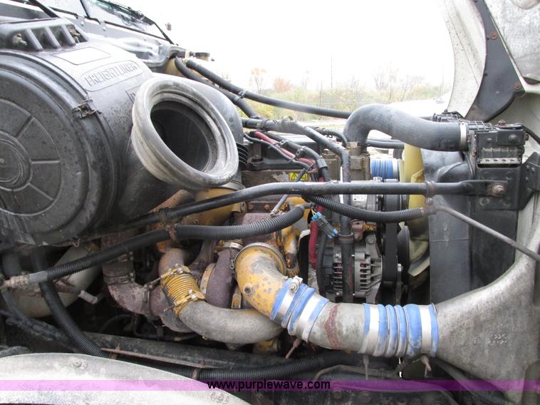 image for item G9204 2005 Freightliner Columbia semi truck