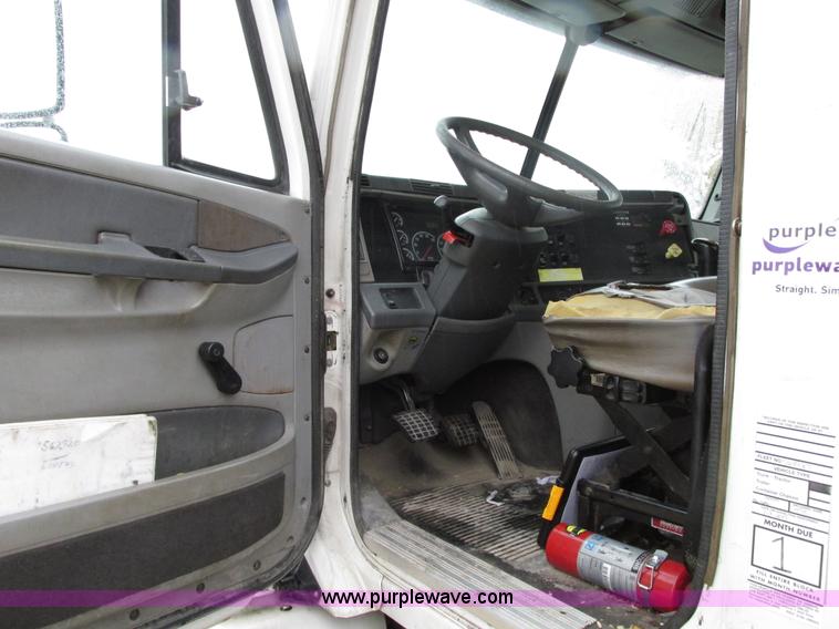 image for item G9204 2005 Freightliner Columbia semi truck