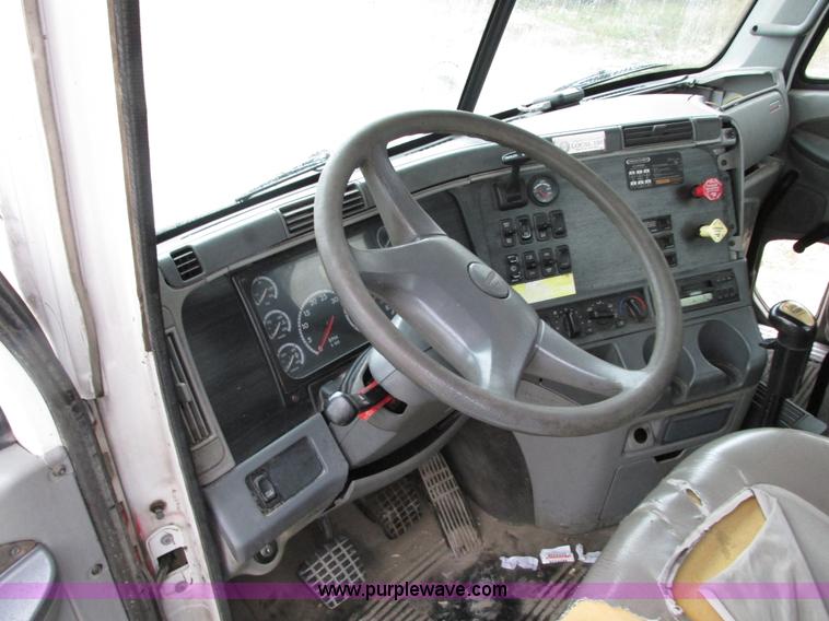 image for item G9204 2005 Freightliner Columbia semi truck