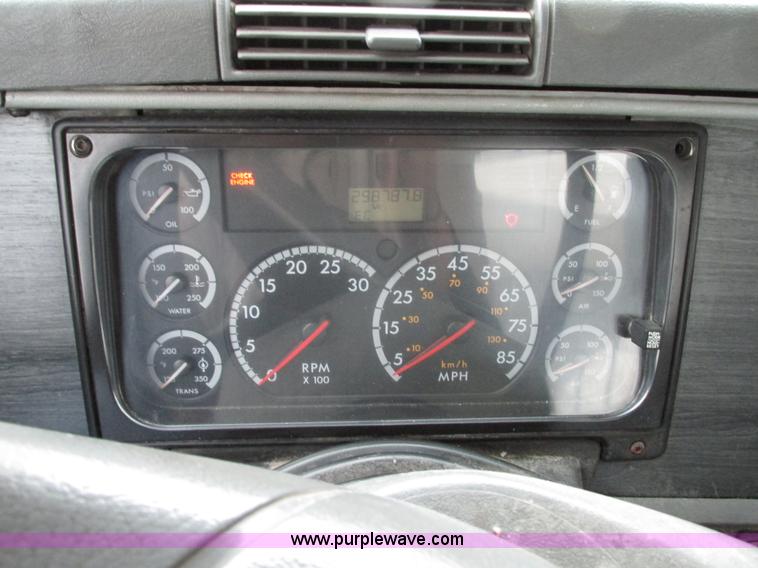 image for item G9204 2005 Freightliner Columbia semi truck